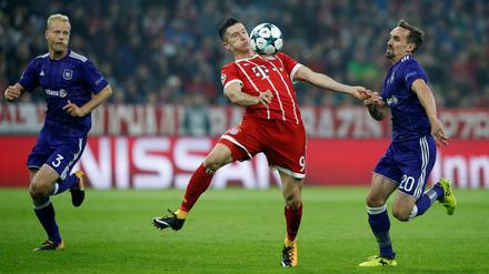 Gleich fällt. Sven Kums (r.) foul Robert Lewandowski und fliegt vom Platz. Danach nehmen die Dinge ihren Lauf.