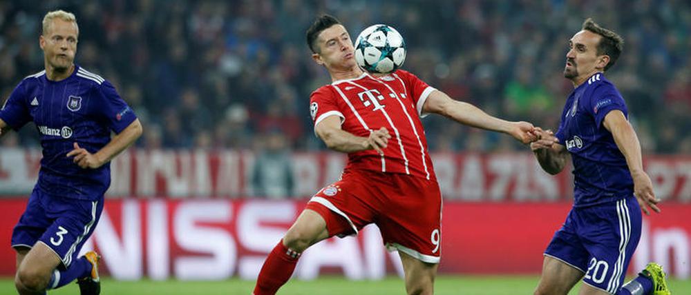Gleich fällt. Sven Kums (r.) foul Robert Lewandowski und fliegt vom Platz. Danach nehmen die Dinge ihren Lauf.