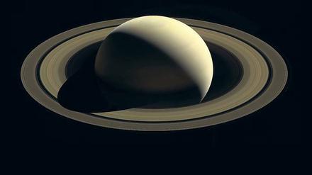 Cassini schickte 13 Jahre lang Detailaufnahmen der Saturnringe, der zerfurchten Oberfläche des Titan und der Geysire auf Enceladus.