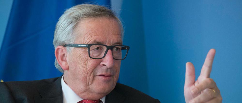 Der Präsident der Europäischen Kommission, Jean-Claude Juncker, spricht am 13.07.2017 in Thessaloniki (Griechenland) mit dem griechischen Premierminister Tsipras.