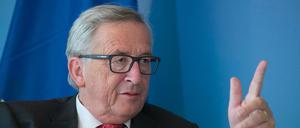 Der Präsident der Europäischen Kommission, Jean-Claude Juncker, spricht am 13.07.2017 in Thessaloniki (Griechenland) mit dem griechischen Premierminister Tsipras. 