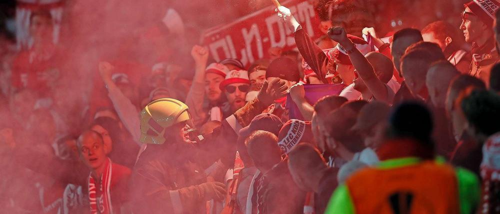 Da war Feuer drin. Kölner Fans beim Spiel in London.