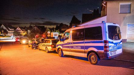 Polizeifahrzeuge stehen am 14.09.2017 in Villingendorf (Baden-Württemberg) auf einer Straße in einem Wohngebiet. 