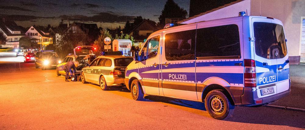 Polizeifahrzeuge stehen am 14.09.2017 in Villingendorf (Baden-Württemberg) auf einer Straße in einem Wohngebiet. 