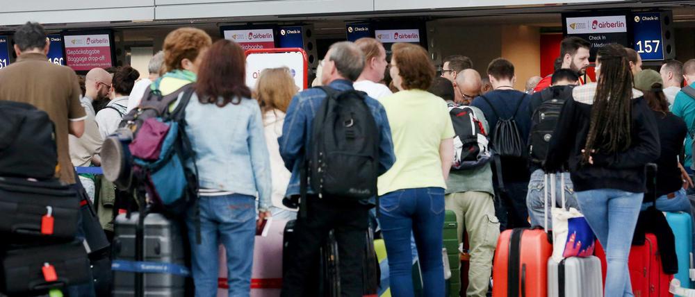 Schlangen vor den Air-Berlin-Schaltern am ersten Tag des wilden Streiks.