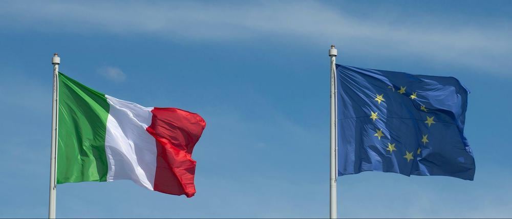 Die Flaggen der Europäischen Union und Italiens.