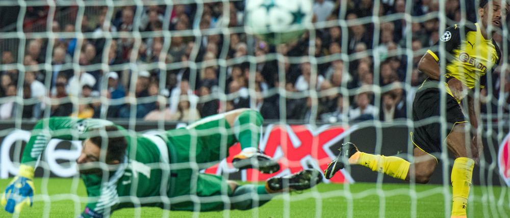 Drin. Zählte aber nicht, Dortmunds Pierre-Emerick Aubameyang erzielt gegen Torhüter Hugo Lloris von Tottenham einen Treffer, den der Schiedsrichter wegen einer umstrittenen Abseits-Entscheidung nicht anerkannte. 