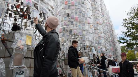 Besucher bauen das Parthenon der Bücher ab.