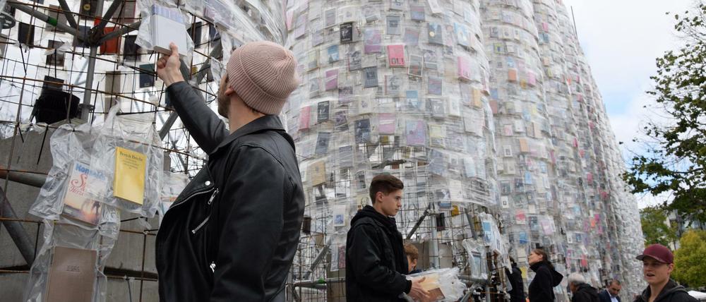 Besucher bauen das Parthenon der Bücher ab.