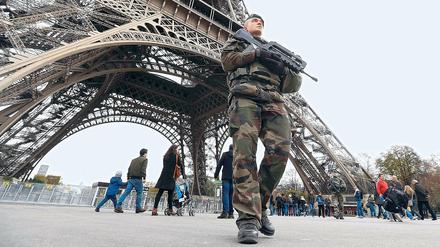 Tausende Armeeangehörige patrouillieren durch Paris.