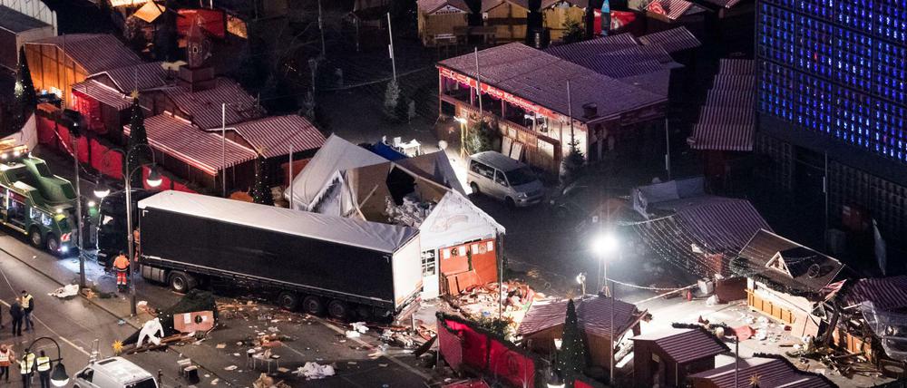 Verwüstung nach dem Massenmord. Der vom Tunesier Anis Amri geraubte Truck am 20.12.2016 am Breitscheidplatz in Berlin.