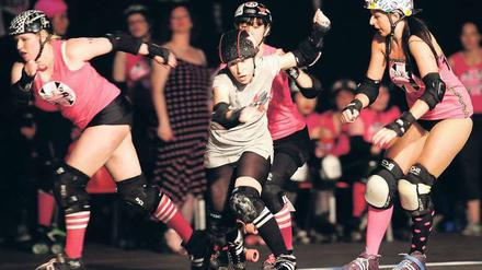 Die Ausrüstung: Rollschuhe, Mundschutz, Knie- und Ellbogenschoner, Helm. Hier die Berlin Bombshells gegen die Londoner Brawl Saints.