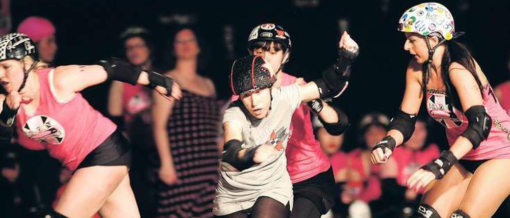 Die Ausrüstung: Rollschuhe, Mundschutz, Knie- und Ellbogenschoner, Helm. Hier die Berlin Bombshells gegen die Londoner Brawl Saints.