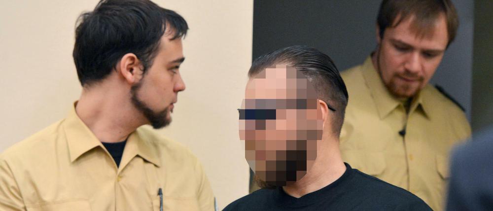 Der Angeklagte Andre E. (M, hier ein Archivbild) muss hinter Gitter.