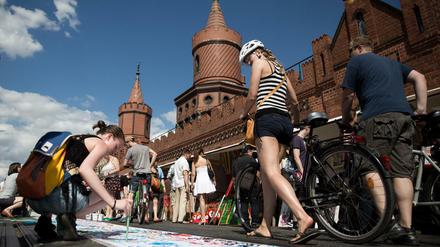 Open Air Gallery auf der Oberbaumbrücke in Friedrichshain-Kreuzberg. 