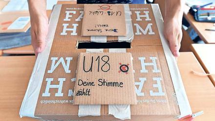Selbstgebastelte Wahlurnen für die U-18-Wahl.