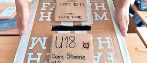 Selbstgebastelte Wahlurnen für die U-18-Wahl.