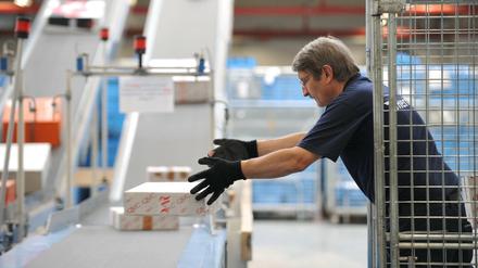 Es stockt im Paketzentrum von Hermes. Der Dienstleister kann einige Pakete in Berlin derzeit nicht pünktlich zustellen.