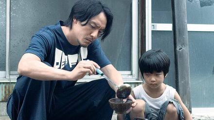 Vaterfigur. Der Profikiller Mr. Long (Chen Chang) strandet in Tokio und trifft dort den kleinen Jun (Bai Runyin).