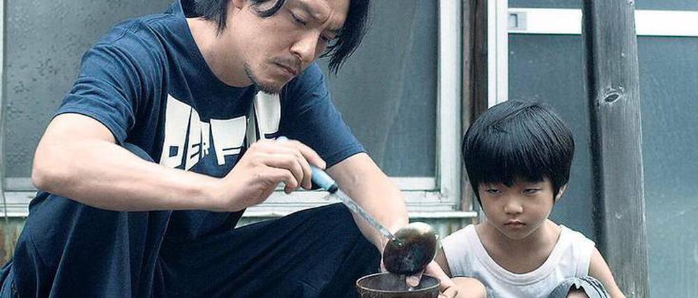 Vaterfigur. Der Profikiller Mr. Long (Chen Chang) strandet in Tokio und trifft dort den kleinen Jun (Bai Runyin).