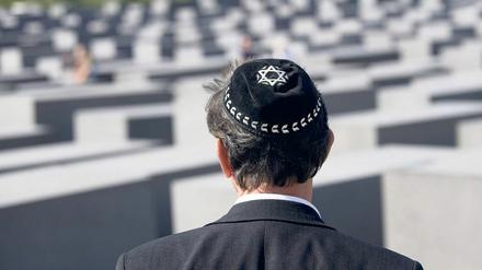 Eine Jude mit der traditionellen Kopfbedeckung Kippa. 