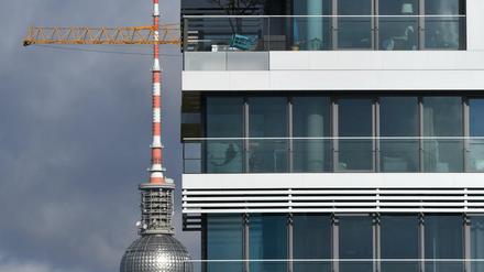 Der Fernsehturm und ein Luxus-Wohnturm auf dem Gelände der East-Side-Gallery in Berlin.