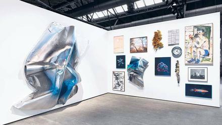 Ein Blick in die Koje der Berliner Galerie Dittrich und Schlechtriem auf der Art Berlin, die noch bis Sonntag um 16 Uhr geöffnet hat. 