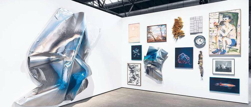 Ein Blick in die Koje der Berliner Galerie Dittrich und Schlechtriem auf der Art Berlin, die noch bis Sonntag um 16 Uhr geöffnet hat.