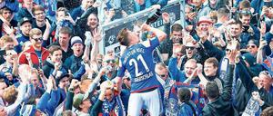 Tim Siedschlag feiert im Mai mit den Kieler Fans den Aufstieg in die Zweite Liga.