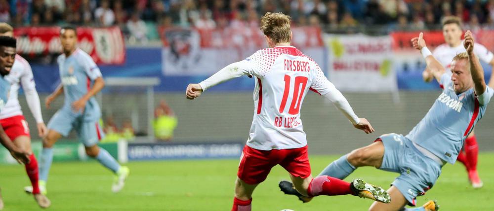  Leipzigs Emil Forsberg (Mitte) überwindet Kamil Glik aus Monaco und trifft zum 1:0. 