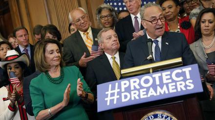 Die US-Demokraten Chuck Schumer (am Mikrofon) und Nancy Pelosi (links)