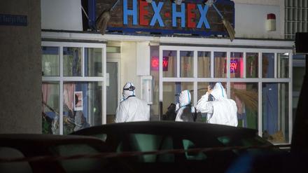 Polizeibeamte der Spurensicherung betreten das Lokal in Traunreut.