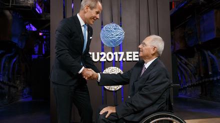 Der estnische Ratsvorsitzende Finanzminister Toomas Toniste empfängt Bundesfinanzminister Wolfgang Schäuble.