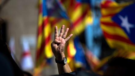 Vier Finger für die vier Balken der Estelada-Flagge, der Flagge Kataloniens. 