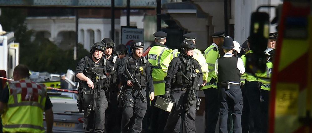 Bewaffnete Polizisten am Tag des Anschlags an der U-Bahn-Station Parsons Green