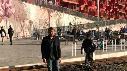 Gieselmann, schlendernd. Ein seltenes Bild, die Stadt erlaubt es ihm nicht.