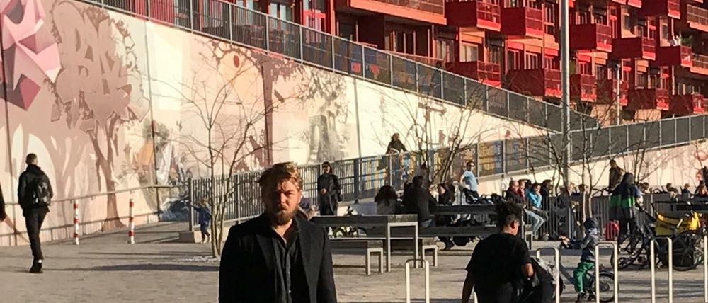 Gieselmann, schlendernd. Ein seltenes Bild, die Stadt erlaubt es ihm nicht.