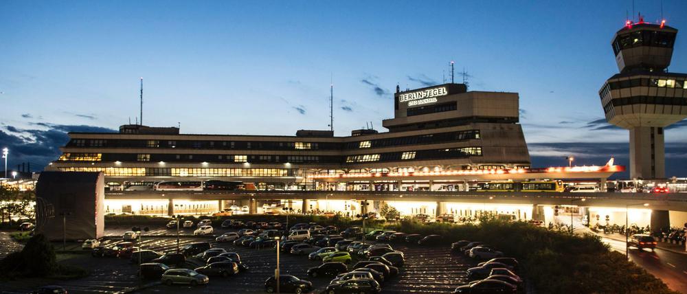 Blauer Himmel rahmt am Abend den Tower und das Hauptterminal vom Flughafen Tegel ein.
