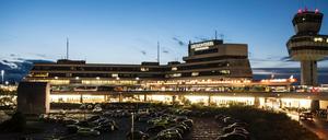 Blauer Himmel rahmt am Abend den Tower und das Hauptterminal vom Flughafen Tegel ein. 