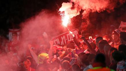 Feuerwerkskörper im Stadion - nun ermittelt die Uefa