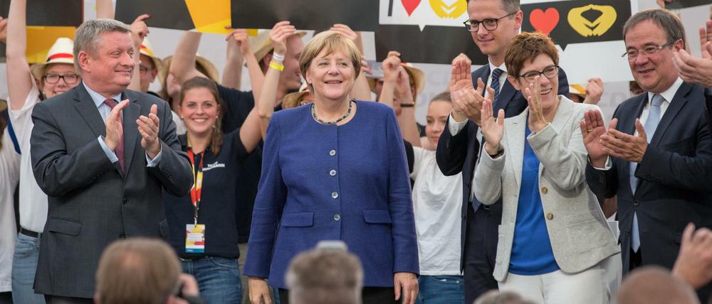 d Bisher scheint die Union rund um Merkel siegessicher.