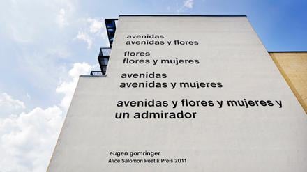 Alleen, Blumen, Frauen und ein Bewunderer: Das Gedicht von Eugen Gomringer auf der Fassade der Alice Salomon Hochschule in Berlin-Hellersdorf. 