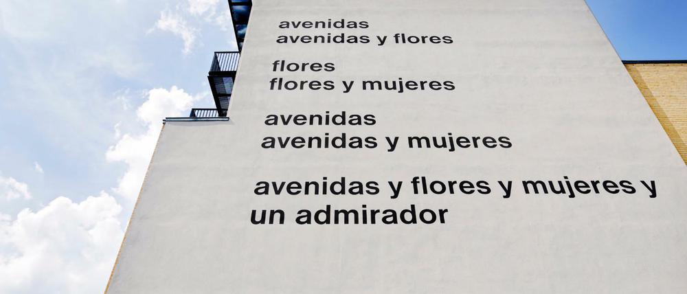 Alleen, Blumen, Frauen und ein Bewunderer: Das Gedicht von Eugen Gomringer auf der Fassade der Alice Salomon Hochschule in Berlin-Hellersdorf.