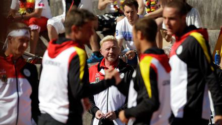 Boris Becker beobachtet, wie die Spieler des deutschen Davis Cup Teams sich vor dem Spiel die Hand geben.