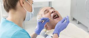 Mundpflege im Alter: eine besondere Herausforderung