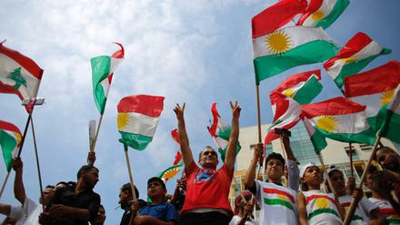 Kurdische Demonstranten in Beirut (Libanon).