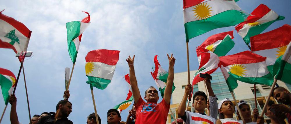 Kurdische Demonstranten in Beirut (Libanon).