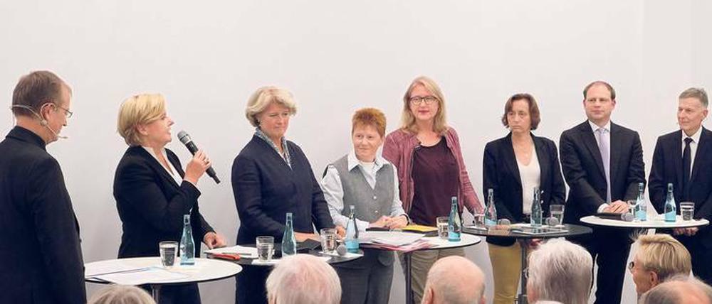 Debatte im Tagesspiegel. Tagesspiegel-Chefredakteur Stephan-Andreas Casdorff, Eva Högl (SPD), Monika Grütters (CDU), Petra Pau (Die Linke), Lisa Paus (Grüne), Beatrix von Storch (AfD), Christoph Meyer (FDP) und Gerd Nowakowski, leitender Tagesspiegel-Redakteur. (von links)