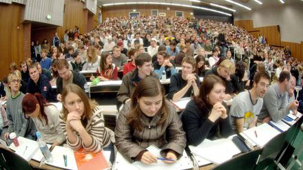 Landeskinder und jene, die für das Bachelorstudium nach Berlin gekommen sind, bekommen nicht immer einen Platz im gewünschten Masterstudiengang.