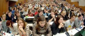 Landeskinder und jene, die für das Bachelorstudium nach Berlin gekommen sind, bekommen nicht immer einen Platz im gewünschten Masterstudiengang.